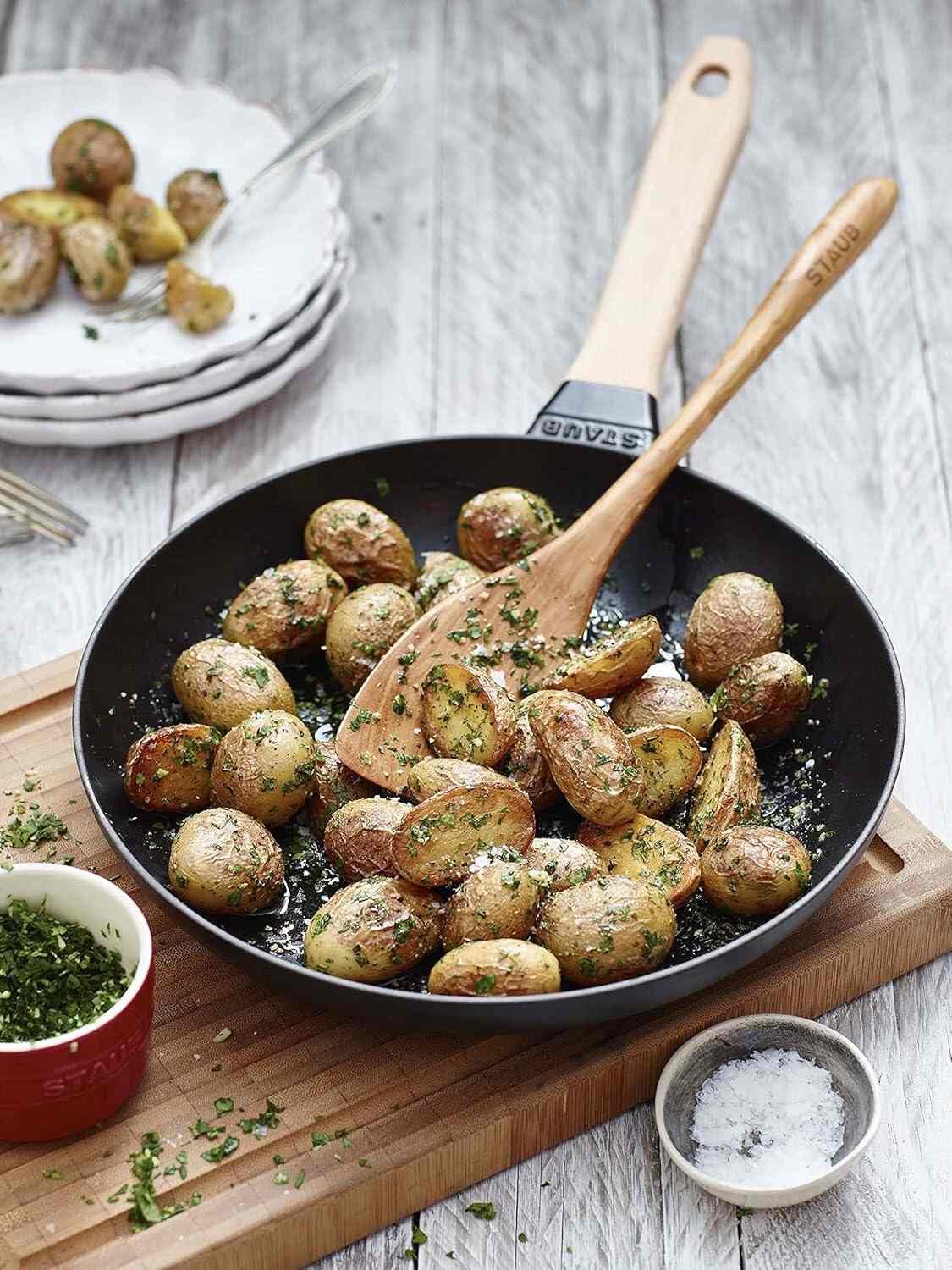 STAUB PANS - Sartén Negra con Mango de Madera, 28 cm - Imagen 5